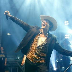 Johnny Matos, maior cover de Bruno Mars da América Latina, se apresenta no Rooftop do Shopping do Avião